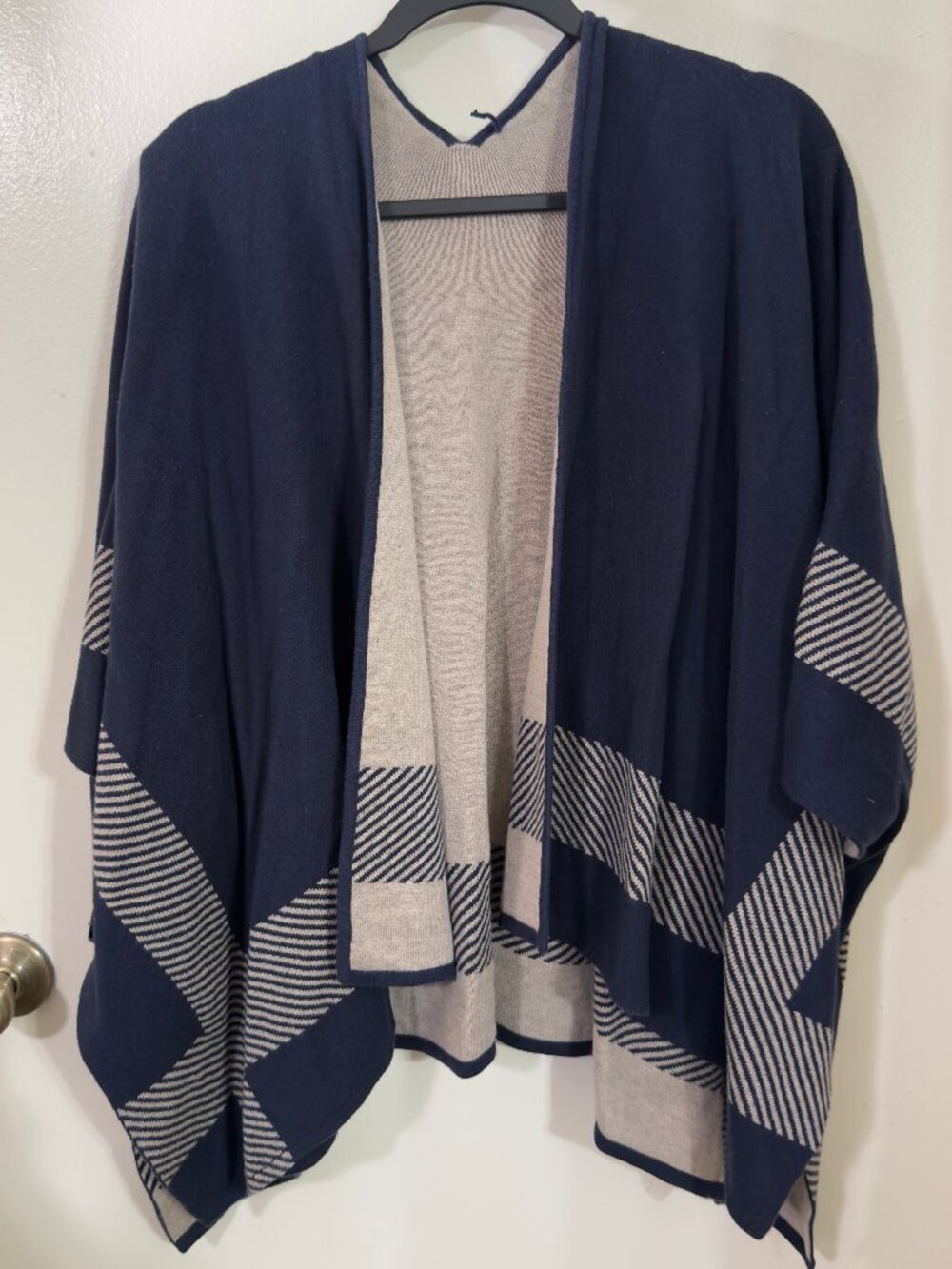 Cabi Reversible Wrap Sweater Poncho Women’s M/L Navy & Beige Cotton Blend #3163